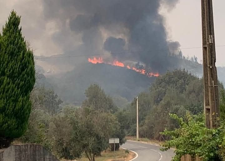 fogo-na-covilhy-obriga-ao-confinamento-da-populayyo-de-vale-da-cerdeira