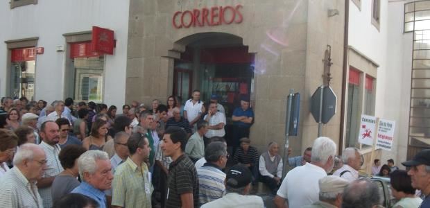 Covilhã: Dezenas de pessoas em protesto contra transferência da estação de correios do Tortosendo