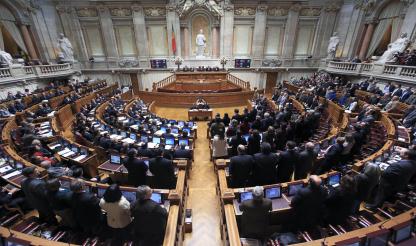 Parlamento debate hoje novo estatuto do aluno com sanções para pais e estudantes