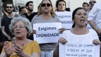 Relvas/Licenciatura: Cerca de uma centena de pessoas em São Bento à hora do início da manifestação