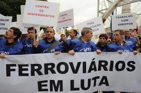 Centenas de trabalhadores da CP estão concentrados no Camões para reivindicar condições de trabalho dignas