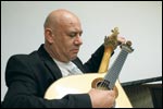 Castelo Branco: Professor da ESART toca guitarra com dois braços