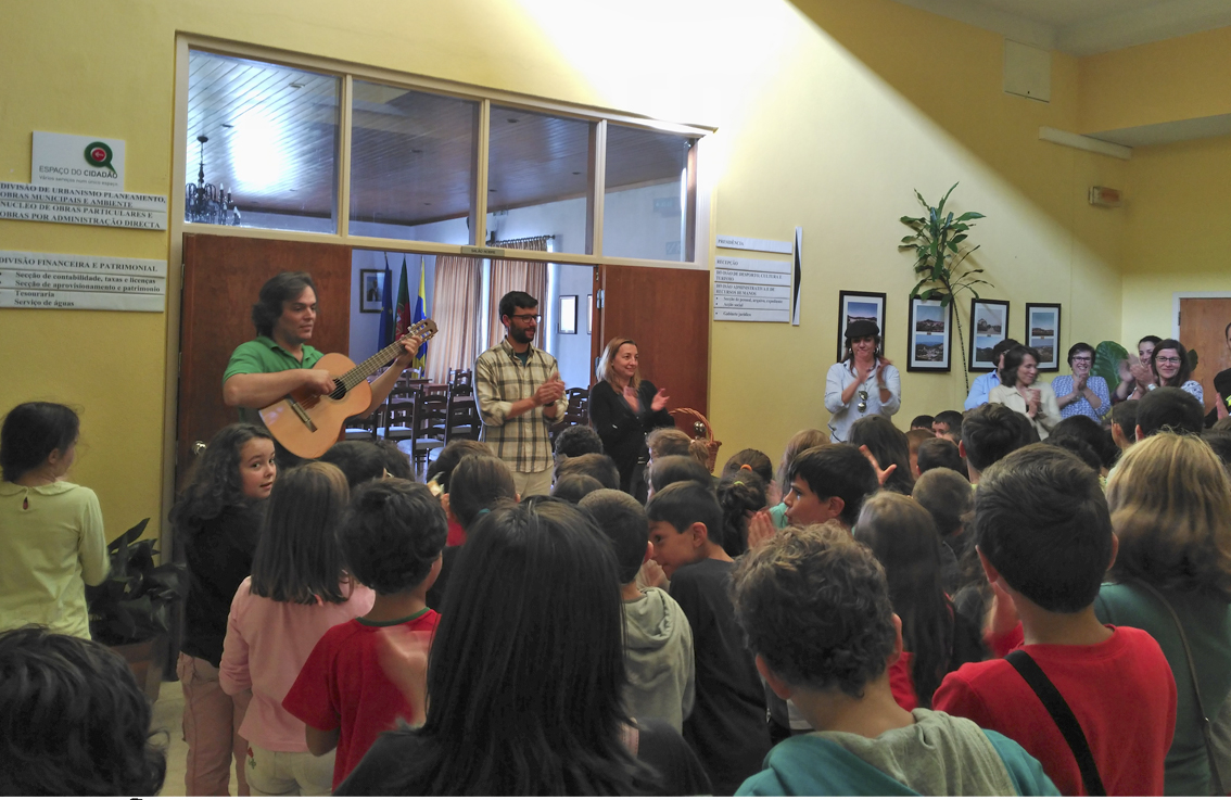 Vila de Rei: Crianças cantam “Bolinhos” e cumprem tradição do Dia de Todos os Santos