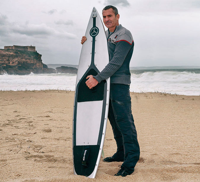 Surfista Garrett McNamara dá aula gratuita na praia fluvial do Penedo Furado