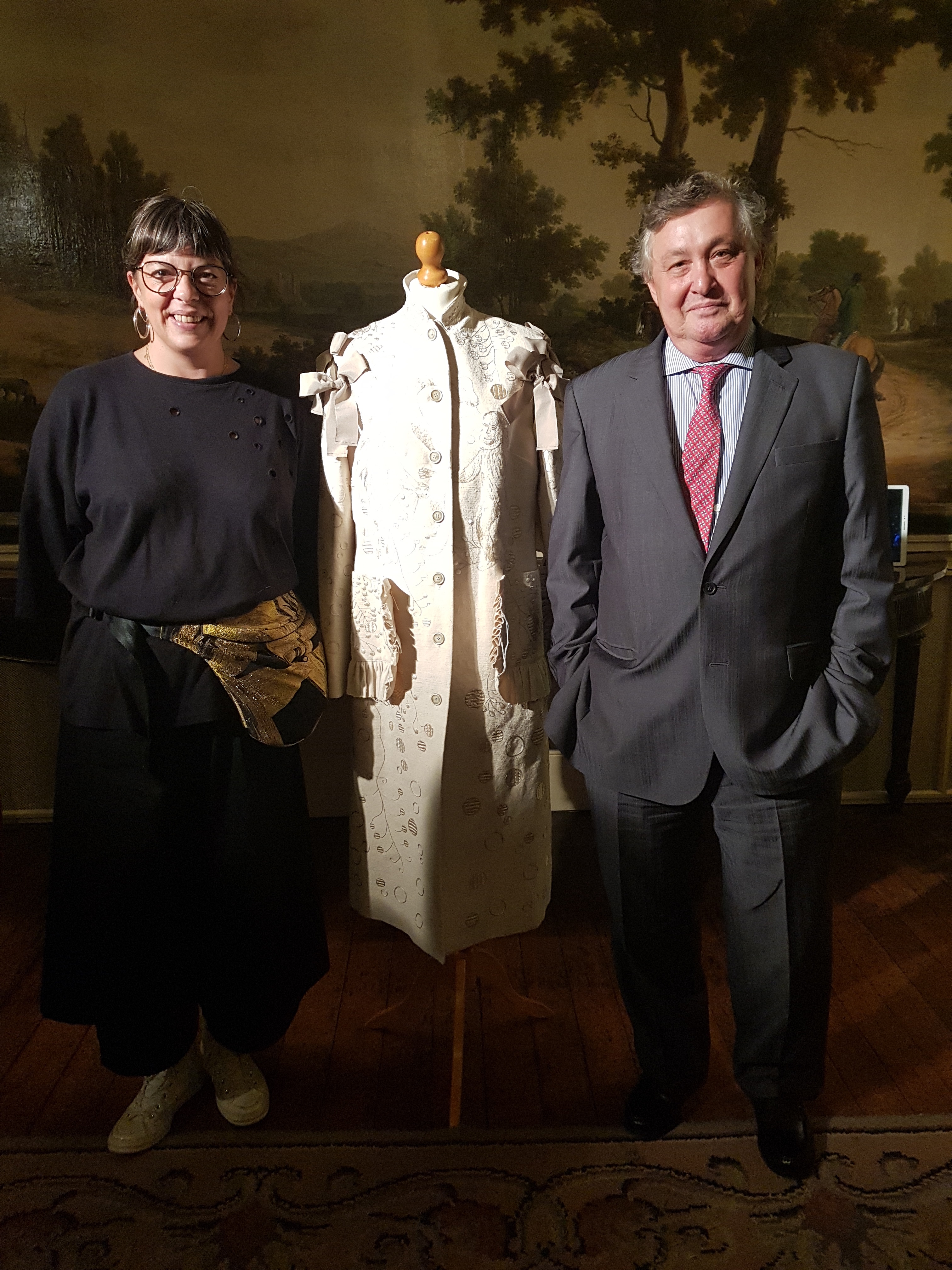 Alexandra Moura mostra casaco com Bordado de Castelo Branco na embaixada de Londres