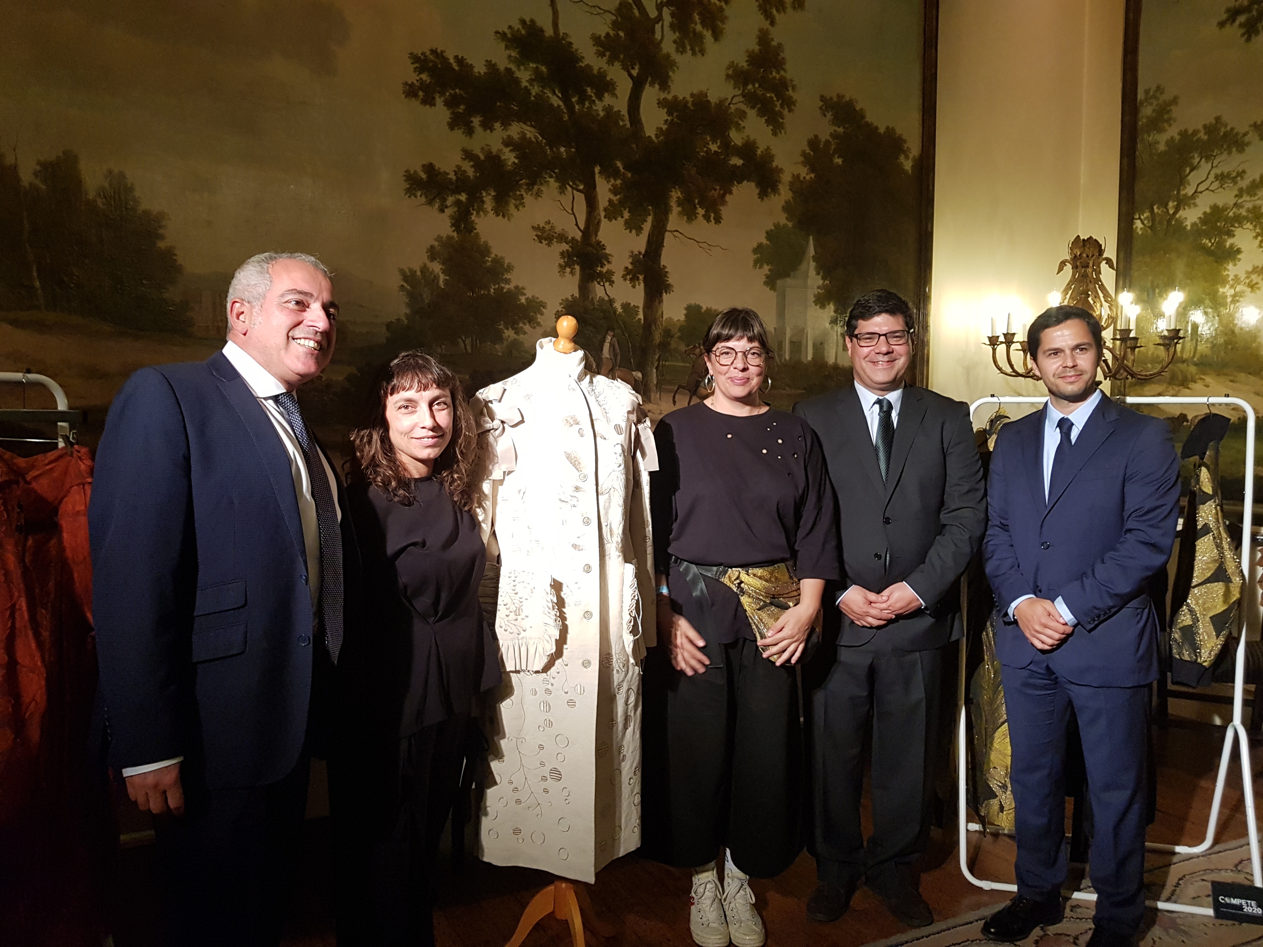 Alexandra Moura mostra casaco com Bordado de Castelo Branco na embaixada de Londres