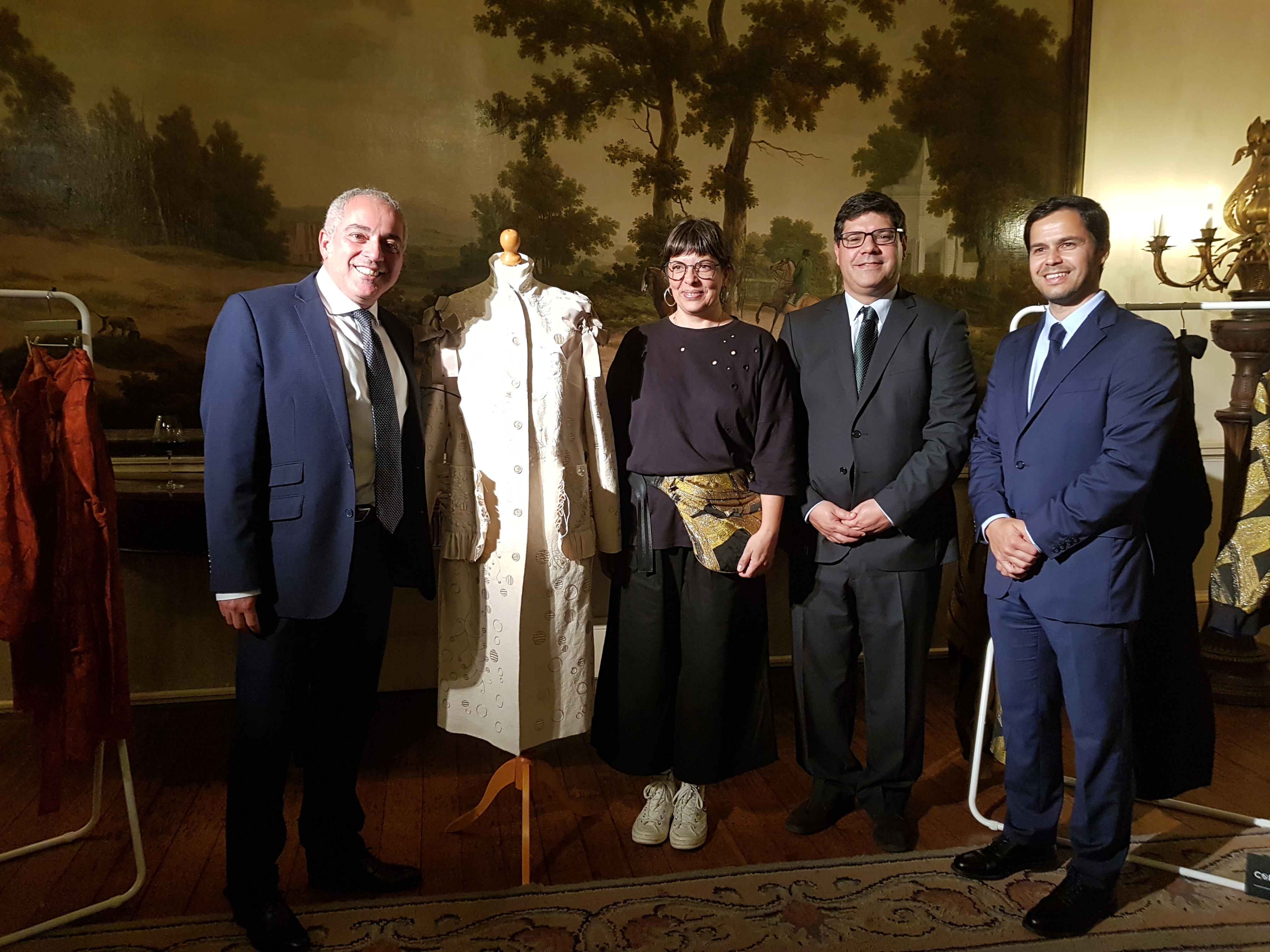 Alexandra Moura mostra casaco com Bordado de Castelo Branco na embaixada de Londres
