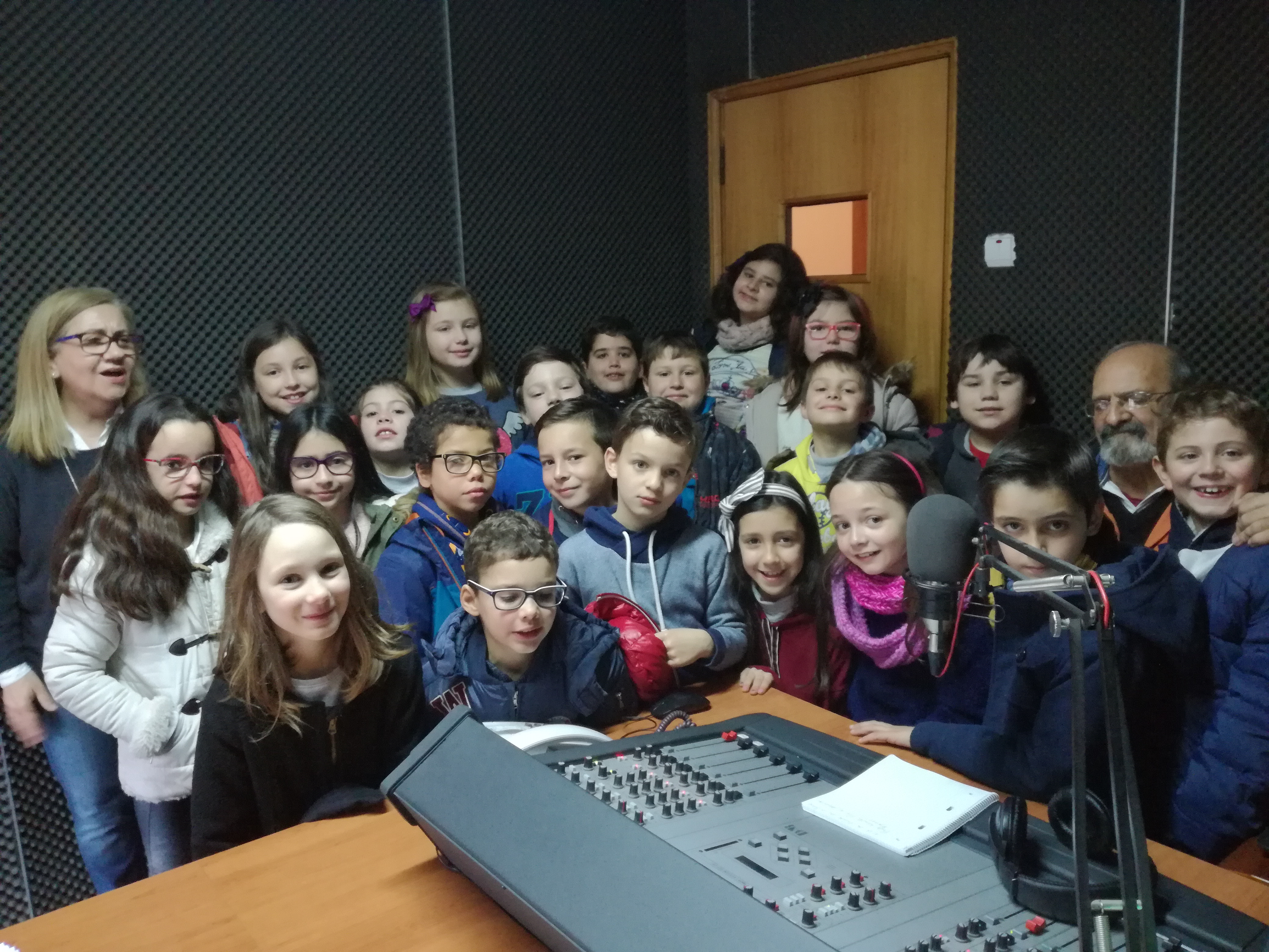 Castelo Branco: Alunos assinalam o Dia da Rádio com visita à Rádio Castelo Branco