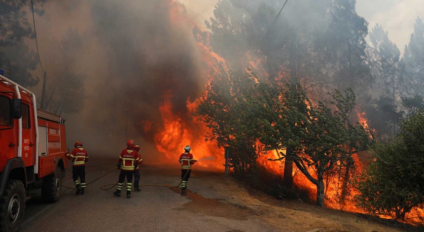 Incêndios: Oito meios aéreos e 150 bombeiros combatem fogo em Vila Velha de Ródão