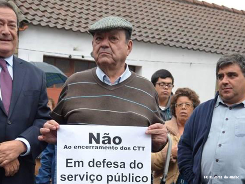 População de Belmonte na rua contra o fecho dos CTT