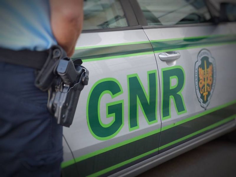 GNR da Covilhã detém suspeito de violência doméstica por posse ilegal de armas