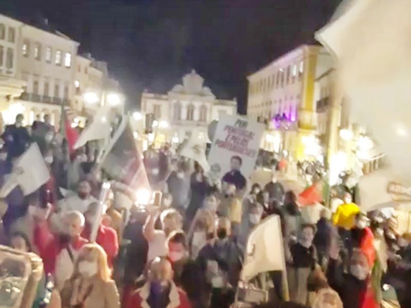 Marcha do Chega em Évora ordeira e concorrida mas com poucos cuidados sanitários