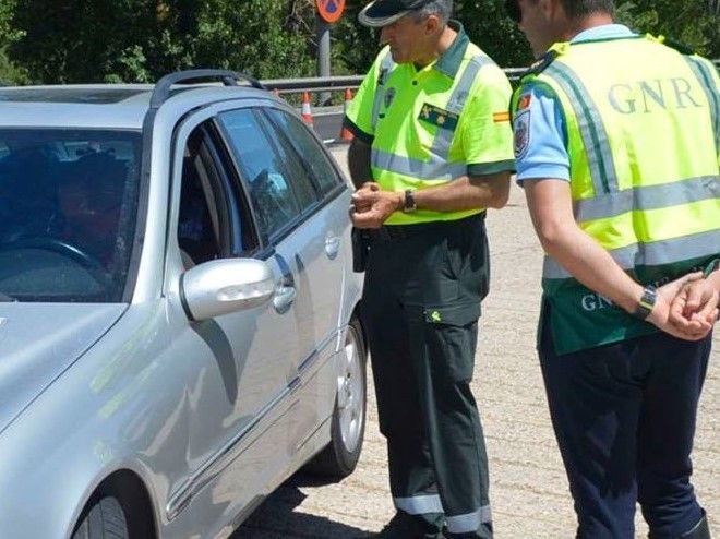 Alterações ao Código da Estrada duplica valor das coimas por utilização de telemóvel ao volante