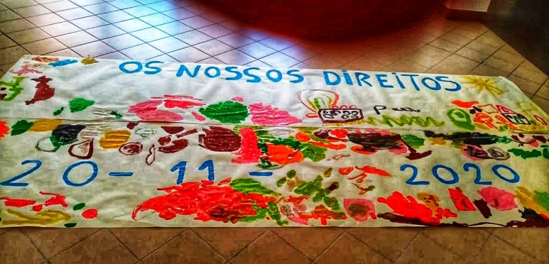 Crianças de Vila Velha de Ródão criaram estendal para celebrar os seus direitos
