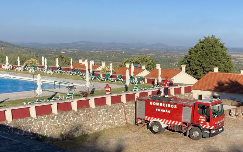 Incêndio na Serra da Gardunha: Bombeiros utilizam água de piscina privada 