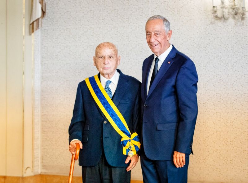 Marcelo condecora Cargaleiro com a Grã-Cruz da Ordem de Camões