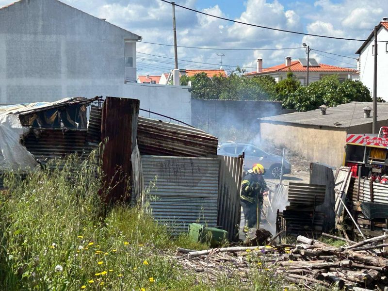 castelo-branco-incyndio-consumiu-estaleiro-no-bairro-do-valongo--