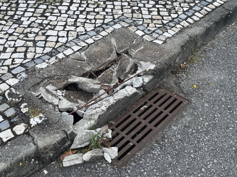 castelo-branco-invisual-cai-em-passeio-devido-a-tampa-partida-em-rua-da-cidade