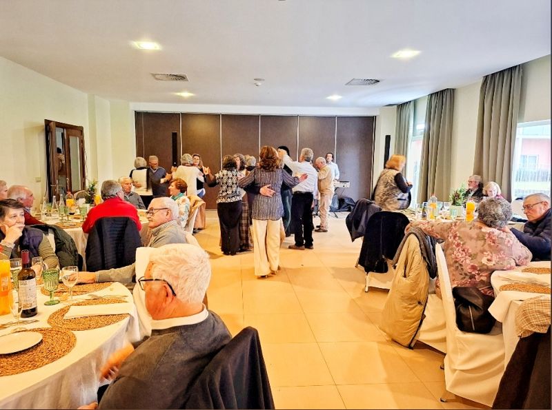 academia-synior-de-penamacor-celebrou-almoyo-de-natal-junto-de-autarcas--